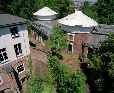 843661 Gezicht op de bebouwing rond de binnenplaats van de Sterrenwacht (Zonnenburg 2) te Utrecht.